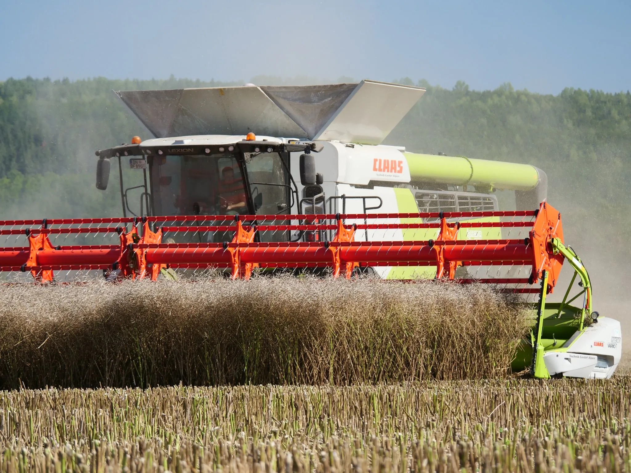 GPS-gesteuerte Landtechnik im Einsatz auf dem Feld